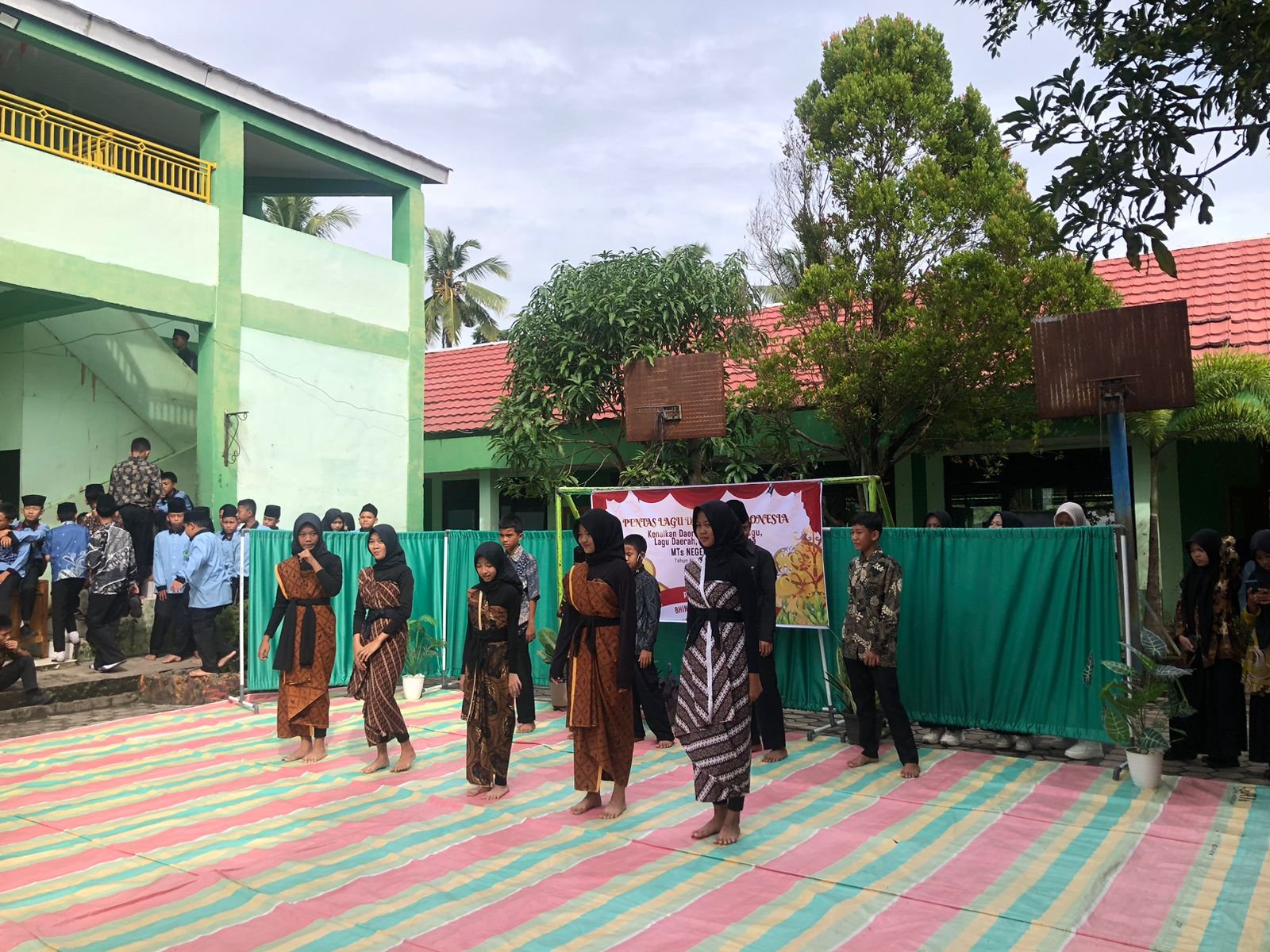 MTs N 1 OKU Gelar P5 Bhineka Tunggal Ika.